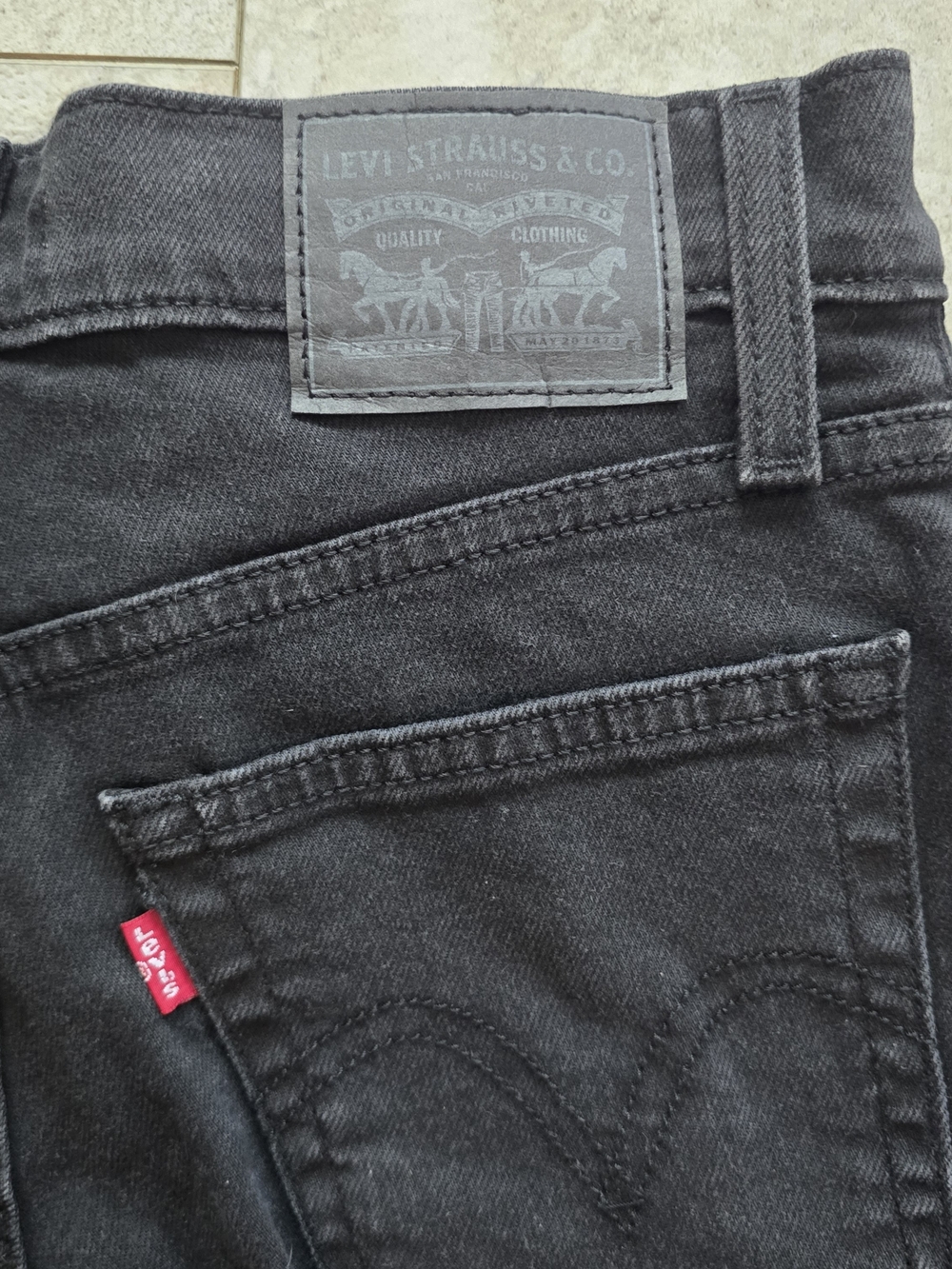 Levi's Women's Wedgie Straight Leg Jeans in Black 25x28 NWT - Picture 7 of 9